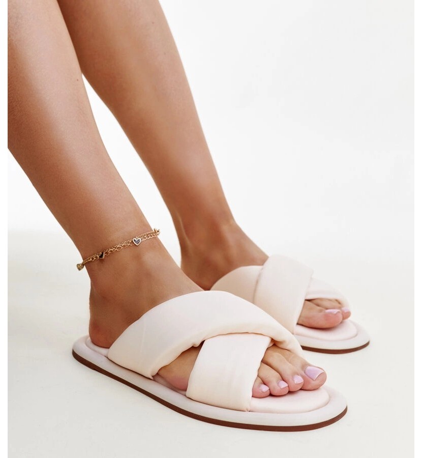 Moteriškos tekstilės šlepetės kreminės su pianos padu – Šlepetės