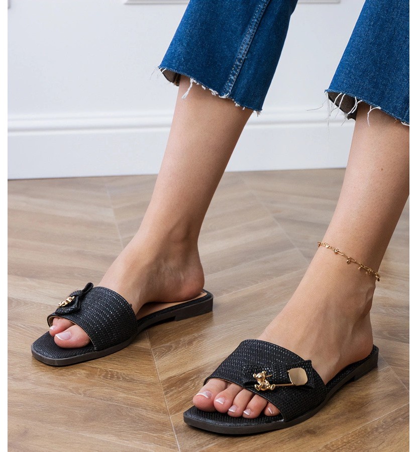 Moteriškos odinės šlepetės juodos su plokščiu kulnu – Šlepetės