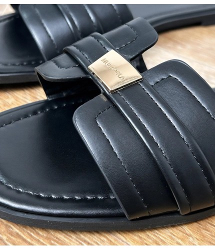Moteriškos odinės šlepetės juodos su plokščiu kulnu